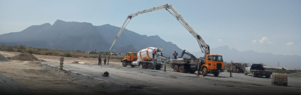 Maquinas de construcción sobre un terreno en expansión que forma parte de los factores clave de expasión